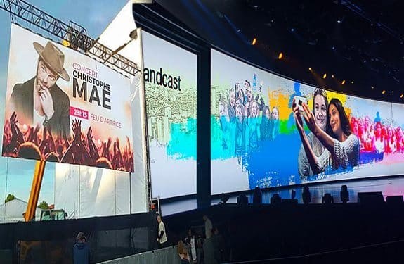 आउटडोर लचीला एलईडी डिस्प्ले स्क्रीन 4 मिमी पिक्सेल पिच बहुरंगी